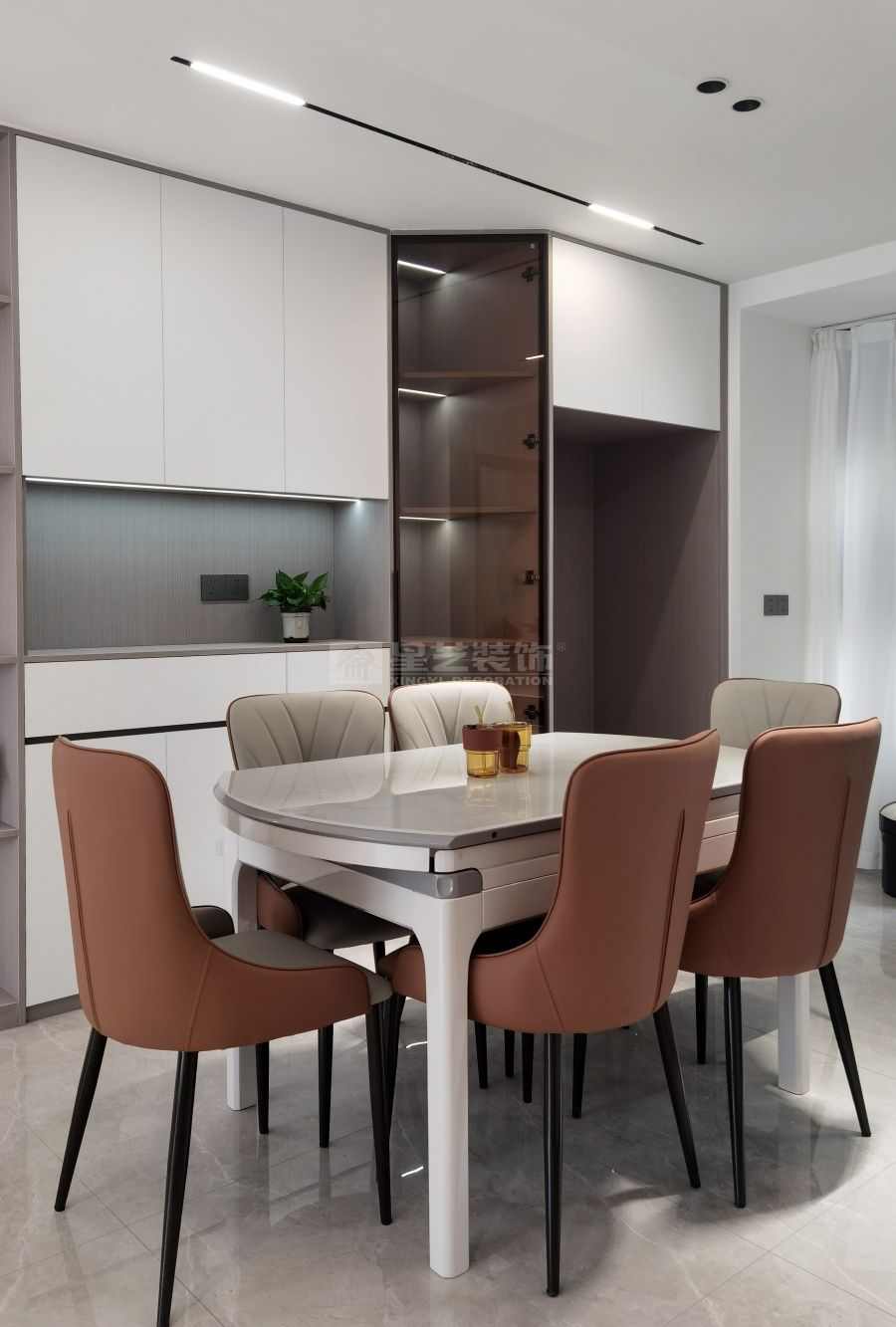 L型连体柜设计打造极简收纳空间，悬浮电视墙营造现代家居氛围(图2)