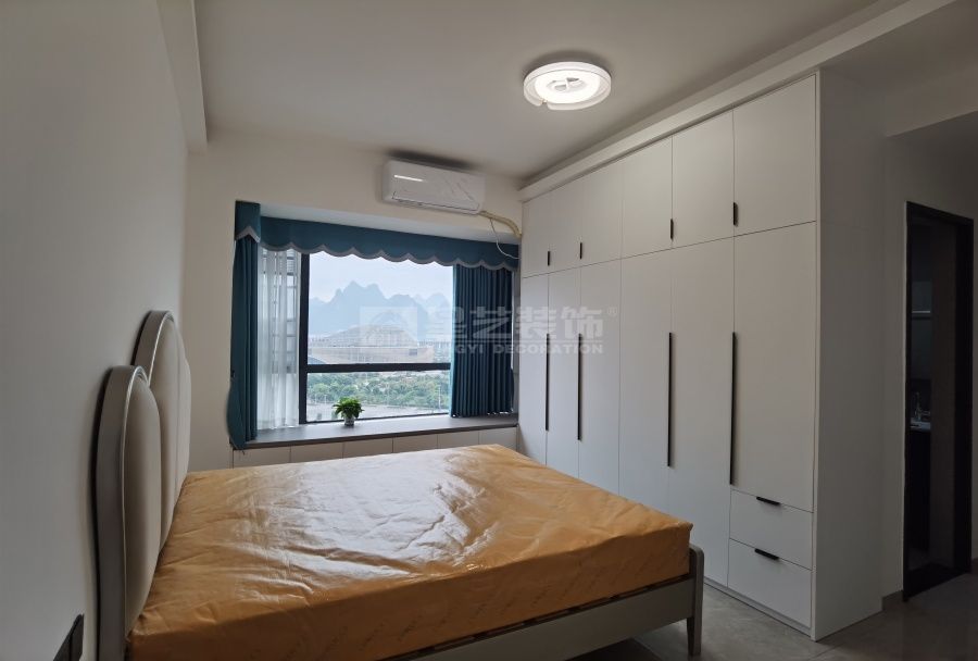 L型连体柜设计打造极简收纳空间，悬浮电视墙营造现代家居氛围(图10)