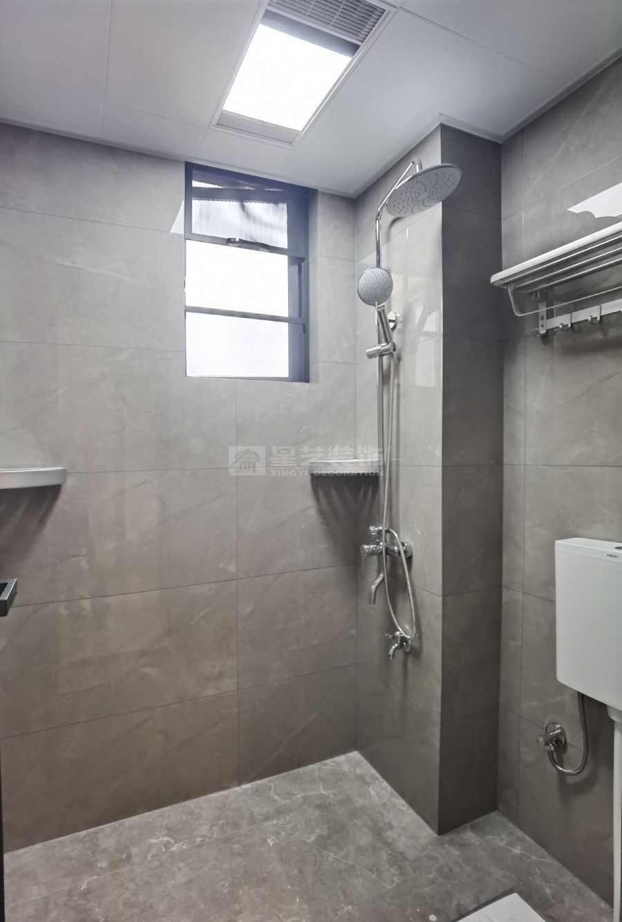 L型连体柜设计打造极简收纳空间，悬浮电视墙营造现代家居氛围(图6)