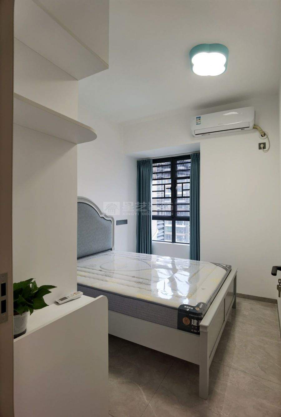 L型连体柜设计打造极简收纳空间，悬浮电视墙营造现代家居氛围(图9)