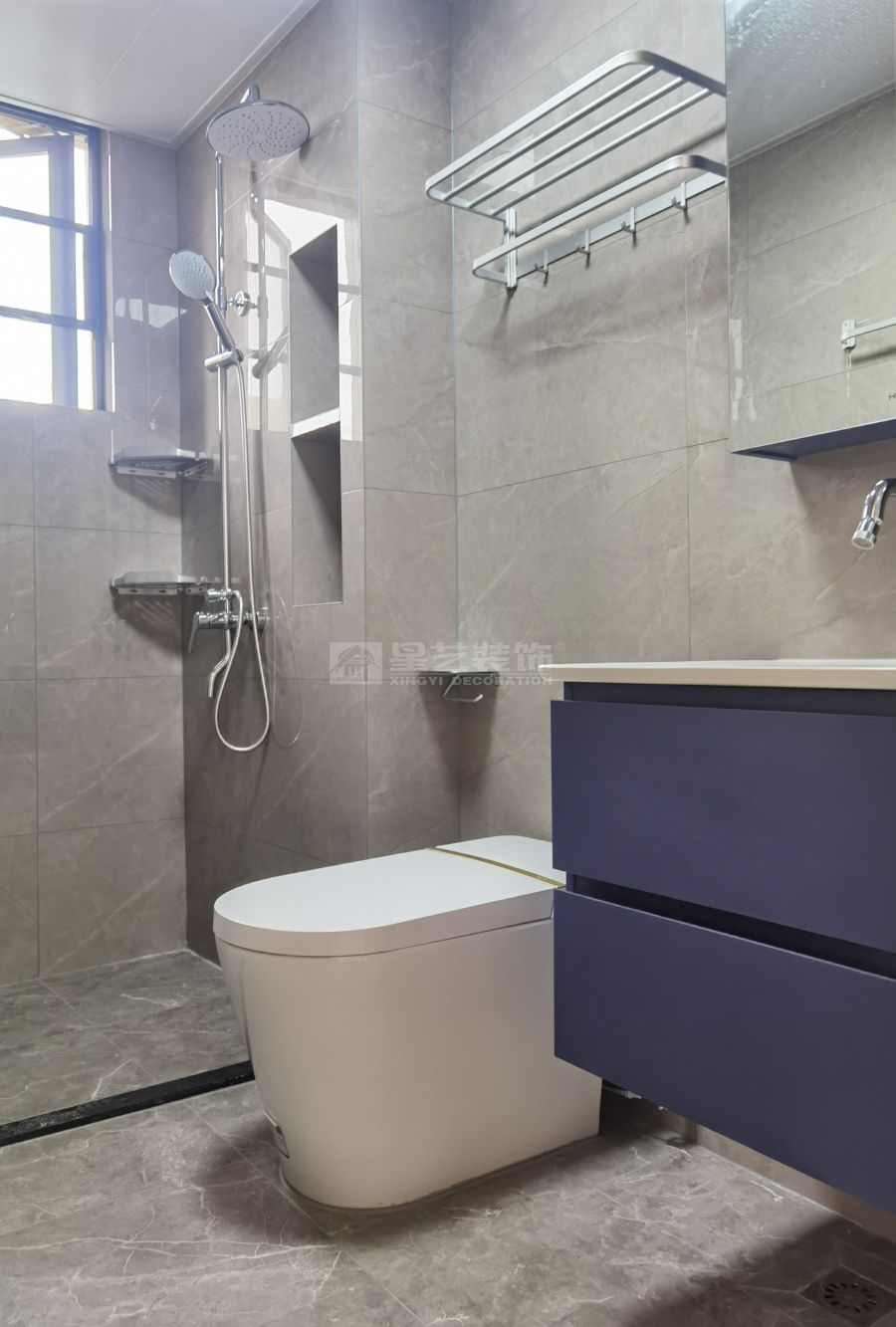 L型连体柜设计打造极简收纳空间，悬浮电视墙营造现代家居氛围(图7)