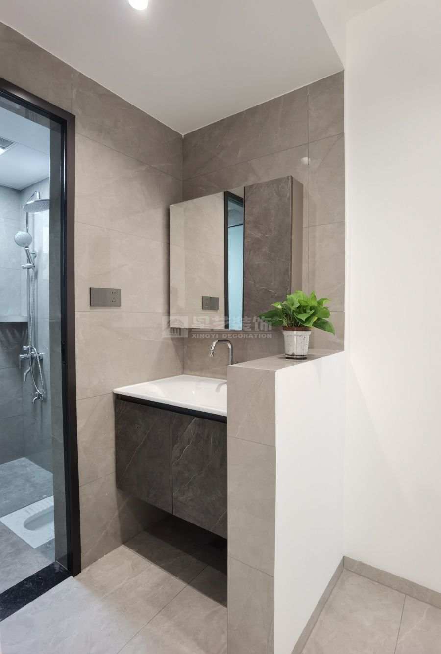 L型连体柜设计打造极简收纳空间，悬浮电视墙营造现代家居氛围(图5)