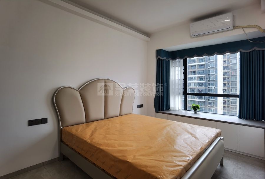 L型连体柜设计打造极简收纳空间，悬浮电视墙营造现代家居氛围(图11)