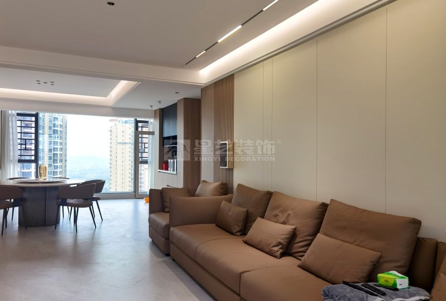 双层住宅设计新理念：无主灯吊顶搭配悬浮元素营造现代简约生活空间(图1)