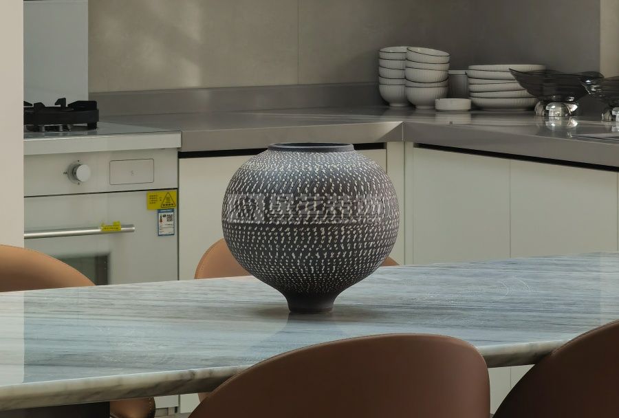 130㎡现代简约三室两厅改造设计，开放式厨房配独立衣帽间(图9)