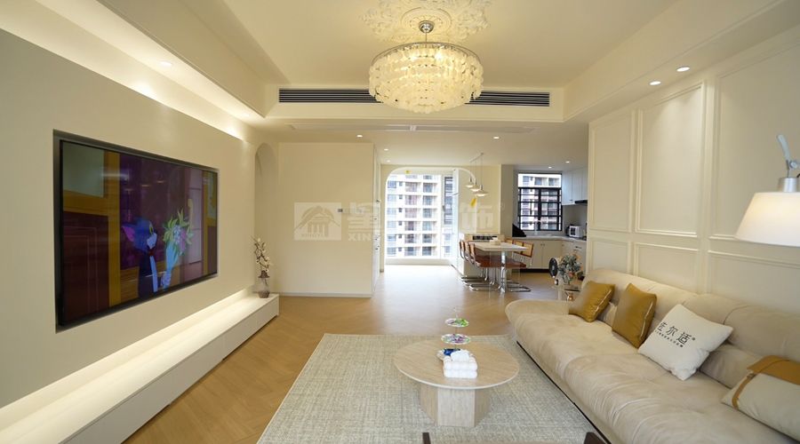 复古雕花吊顶配弧形门洞设计，奶油色调营造浪漫家居氛围(图2)