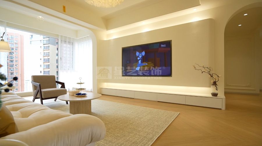 复古雕花吊顶配弧形门洞设计，奶油色调营造浪漫家居氛围(图3)