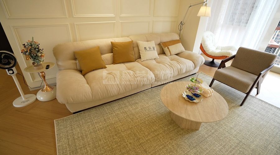 复古雕花吊顶配弧形门洞设计，奶油色调营造浪漫家居氛围(图4)