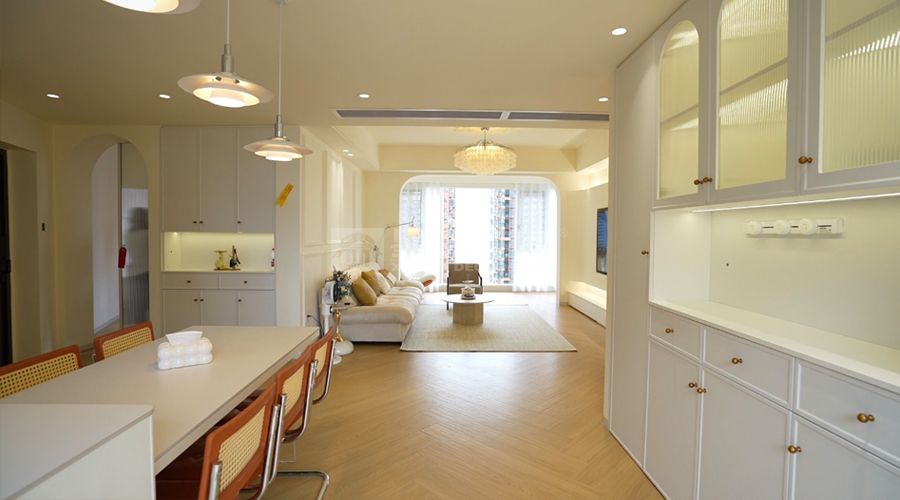 复古雕花吊顶配弧形门洞设计，奶油色调营造浪漫家居氛围(图6)