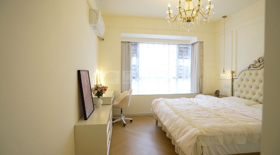 复古雕花吊顶配弧形门洞设计，奶油色调营造浪漫家居氛围(图8)